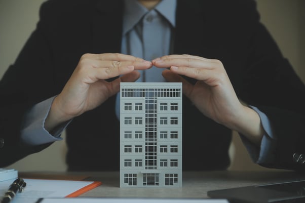 agente-inmobiliario-y-cliente-que-firman-un-contrato-para-comprar-un-seguro-de-vivienda-o-un-prestamo-de-bienes-raices