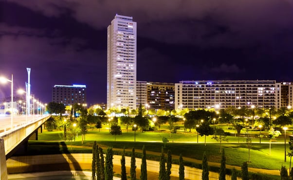 barrio-residencial-en-la-noche-valencia-espana