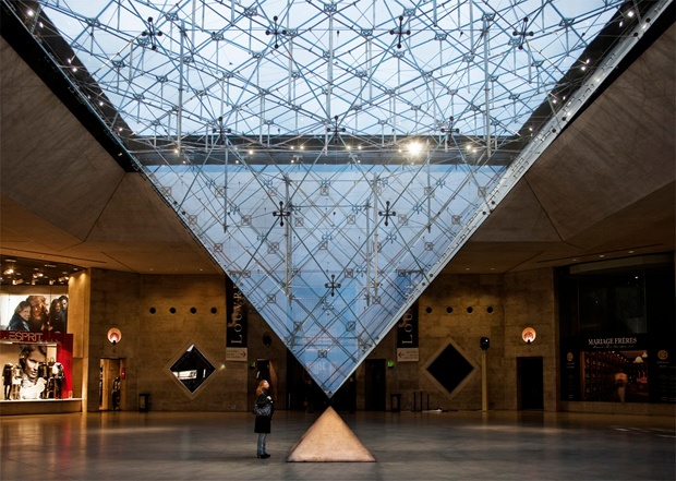 5-secretos-la-piramide-del-museo-louvre-3.jpg