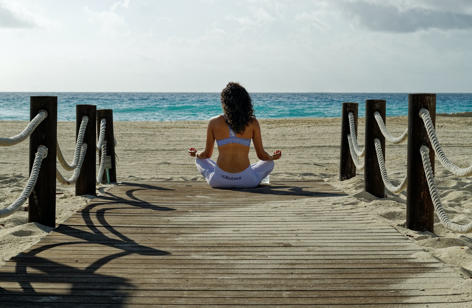 mujer-meditando-frente-a-la-playa