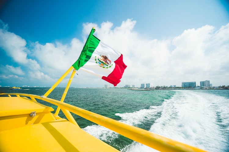 bandera-mexico-en-mar-lancha