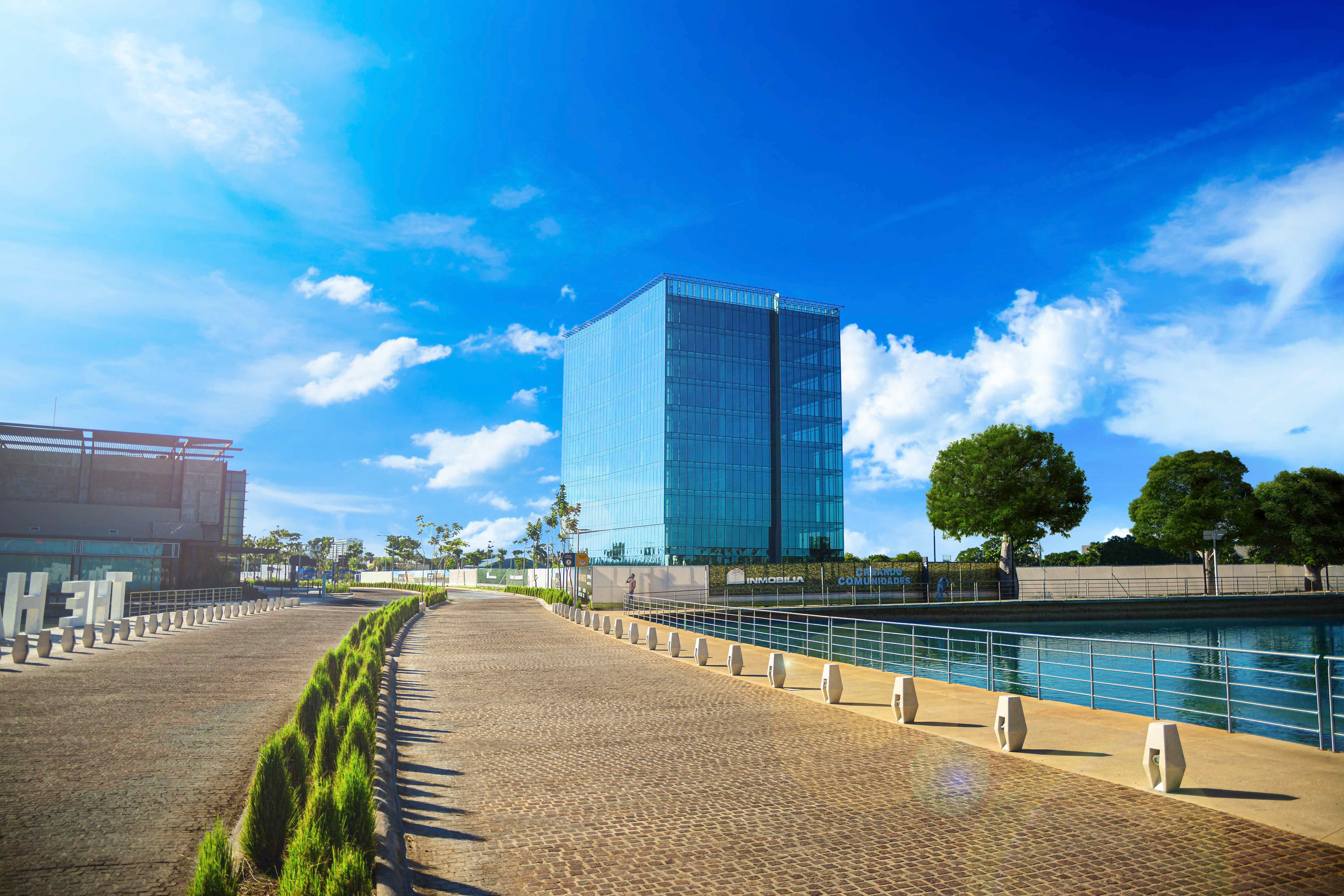 Vía Montejo Corporativo - Torre Uno desde Vialidades 1