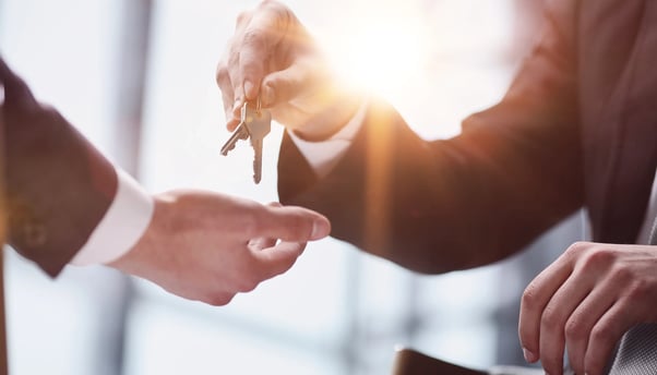 concepto-del-dia-mundial-del-arrendamiento-el-agente-inmobiliario-le-da-las-llaves-al-nuevo-propietario-primer-plano-de-manos-alquiler-y-compra-de-bienes-inmuebles