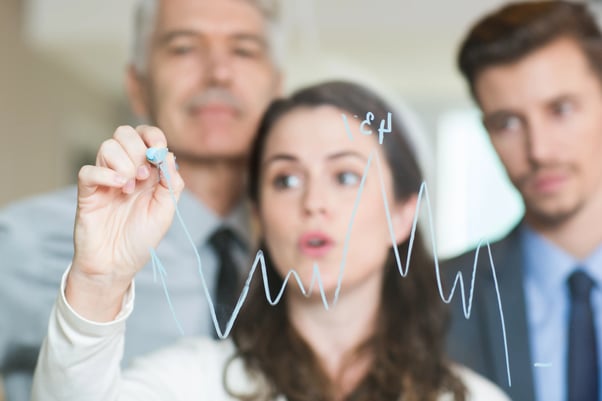 grafico-dibujado-sobre-vidrio-y-borrosa-business-people