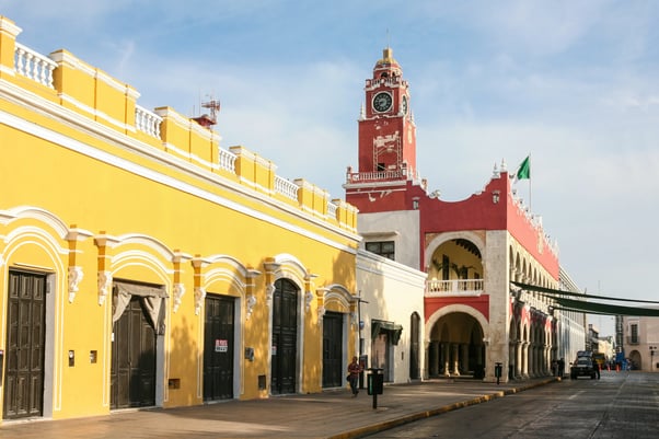 merida-mexico-11-de-marzo-de-2012-vista-de-la-manana-del-palacio-municipal-palacio-municipal-con-la-torre-del-reloj-y-la-calle-con-la-gente-en-merida-yucatan-mexico