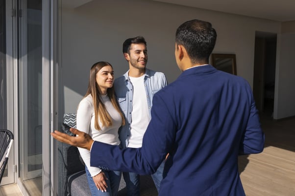 pareja-de-tiro-medio-hablando-con-agente-inmobiliario